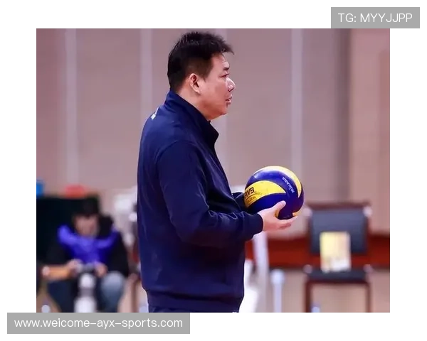 韩悦在训练中提升底线防守，教练给予高度肯定